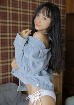 2017她在丈夫面前耍_蓝光完整版观看